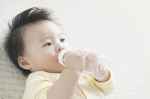Lượng nước phù hợp mẹ nên cho trẻ uống theo từng độ tuổi